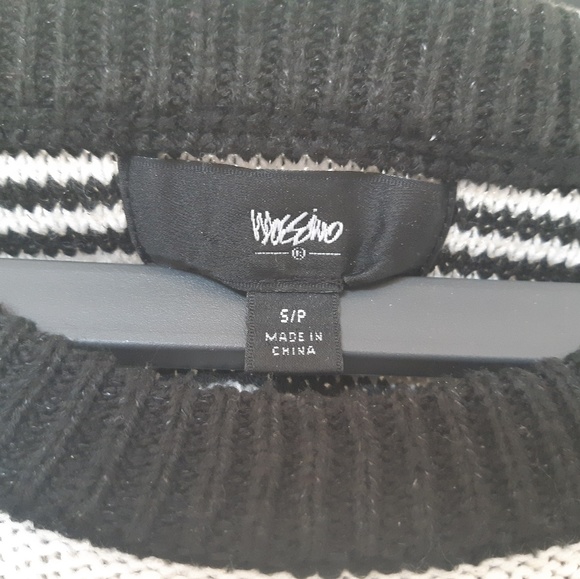 Mossimo black and white sweater - Picture 2 of 2